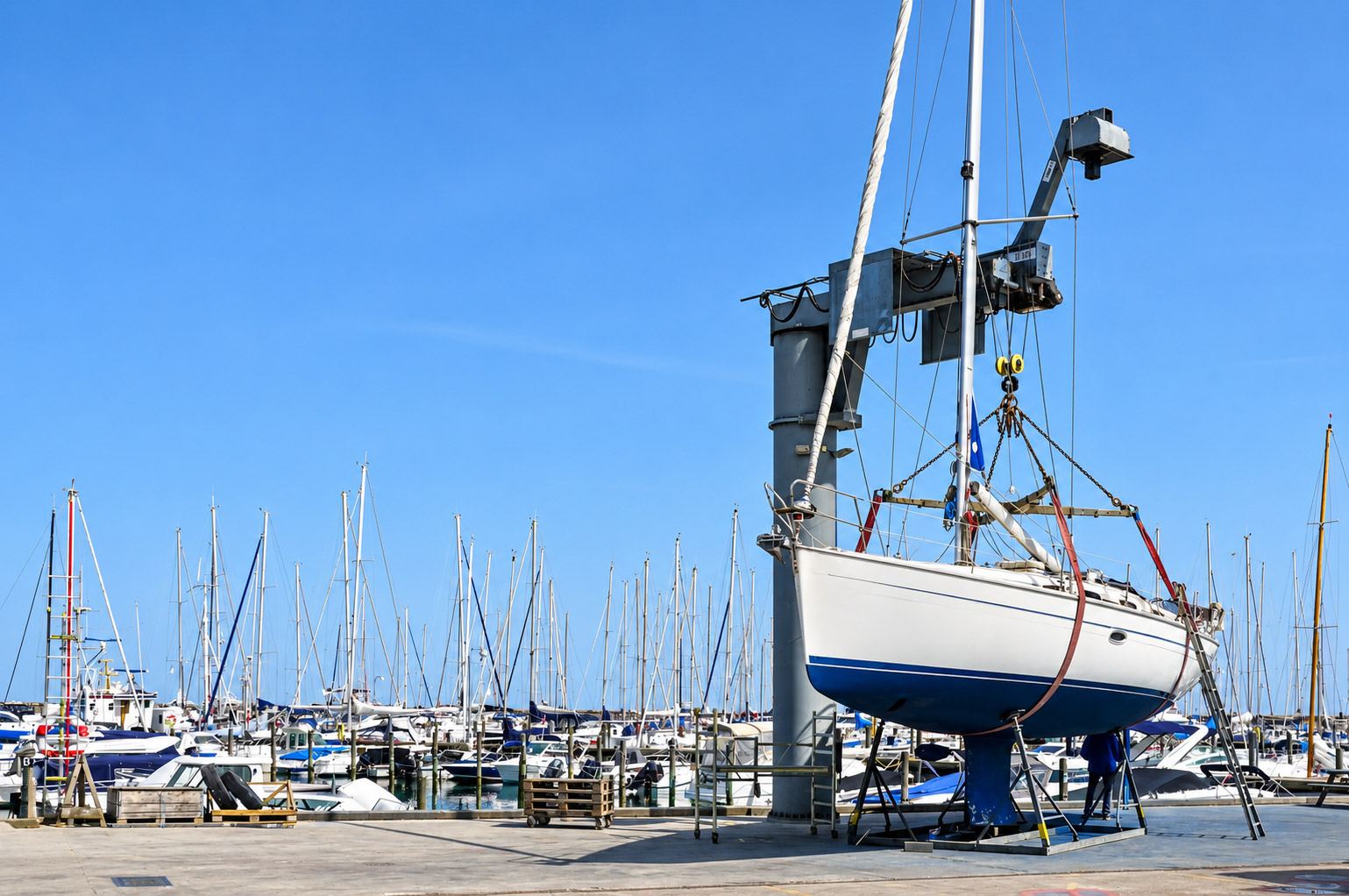 Travel lift a retirar um barco da água no estaleiro